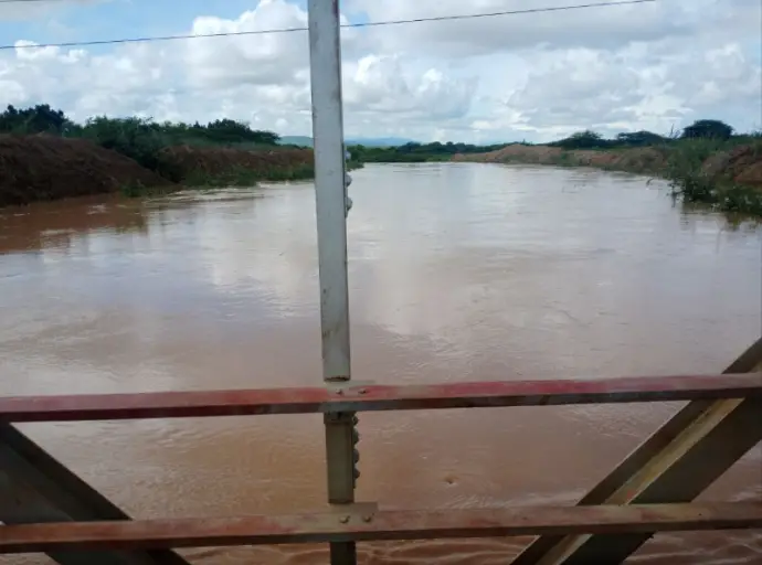 Debido a la crecida de los niveles del caudal del río Coro, las autoridades restringieron el paso desde las primeras horas de este viernes por precaución.