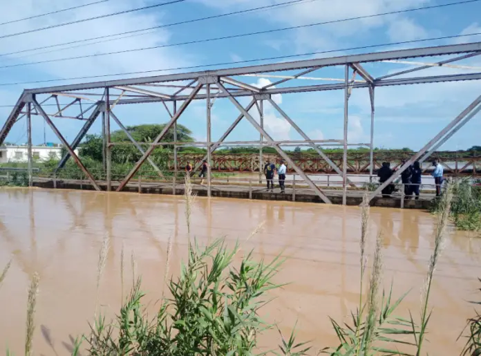 Debido a la crecida de los niveles del caudal del río Coro, las autoridades restringieron el paso desde las primeras horas de este viernes por precaución.