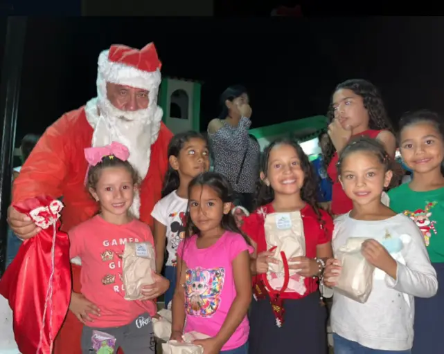 Los niños de la parroquia El Paují vivieron con mucha intensidad el mágico momento del conteo regresivo para disfrutar del encendido de la navidad.