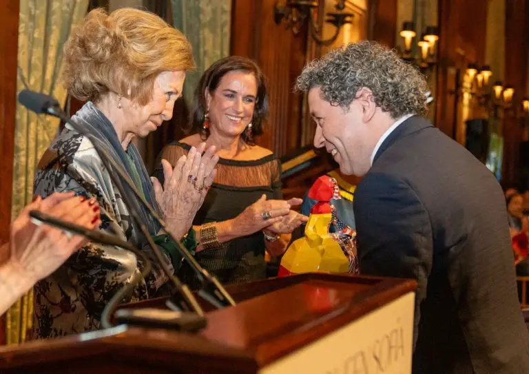 La reina Sofía entrega el premio a la excelencia a Gustavo Dudamel