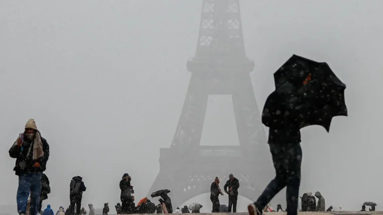 Vuelos cancelados y la torre Eiffel cerrada por el temporal de nieve en París