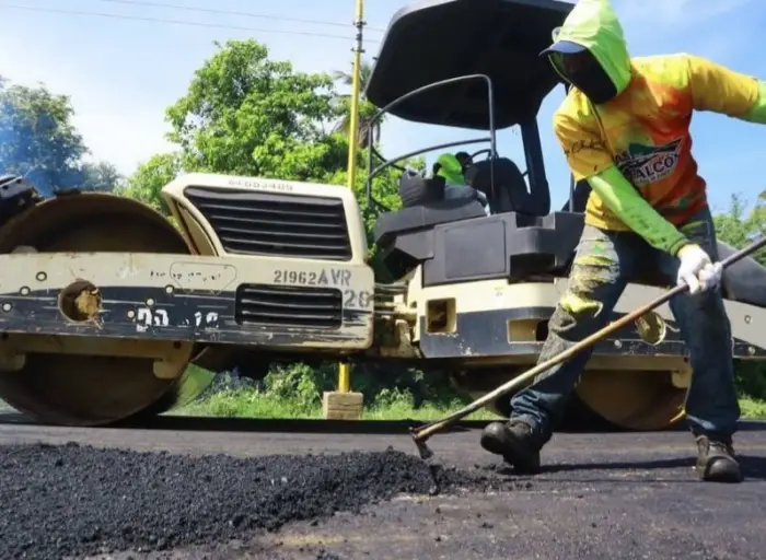 Dandole continuidad a los trabajos de rehabilitación que lleva adelante el gobernador Clark, este martes se colocaron 210 toneladas de asfalto en Boca de Tocuyo