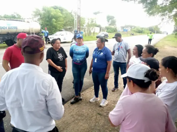 Más de 100 familias del sector El Caimán, en el del municipio Cacique Manaure, fueron atendidas con 1.000 litros de agua cada una para estas fechas navideñas.