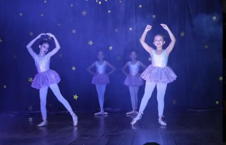 La escuela de danzas Churuguara efectuó la gala "Estrellas de Navidad" con el propósito de mostrar el avance de las niñas en su formación artística.