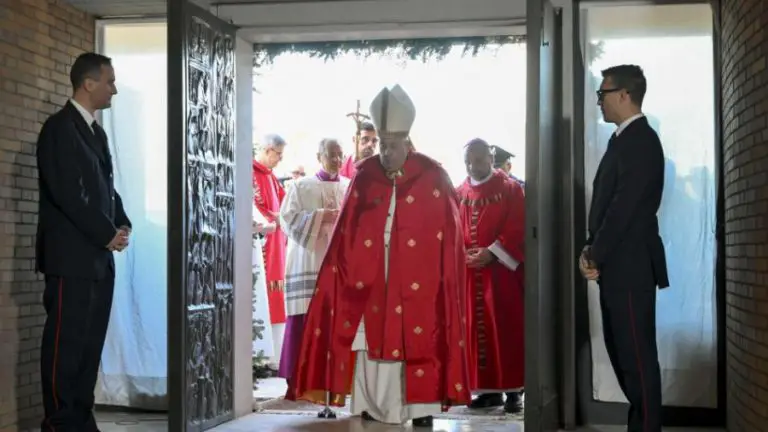 El papa Francisco abrió la Puerta Santa en la cárcel de Rebibbia en Roma