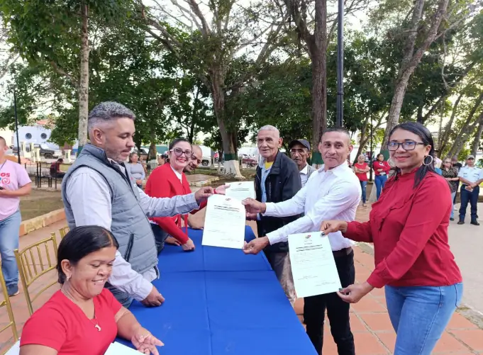 En la plaza Bolívar de Churuguara, los jueces y juezas de paz escogidos por las 21 comunas del municipio Federación fueron proclamados.