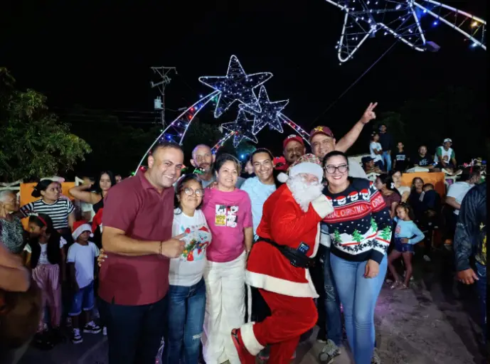 La Alcaldía del municipio Federación sigue encendiendo la navidad por todo su territorio, en esta oportunidad le correspondió a la parroquia Agua Larga.