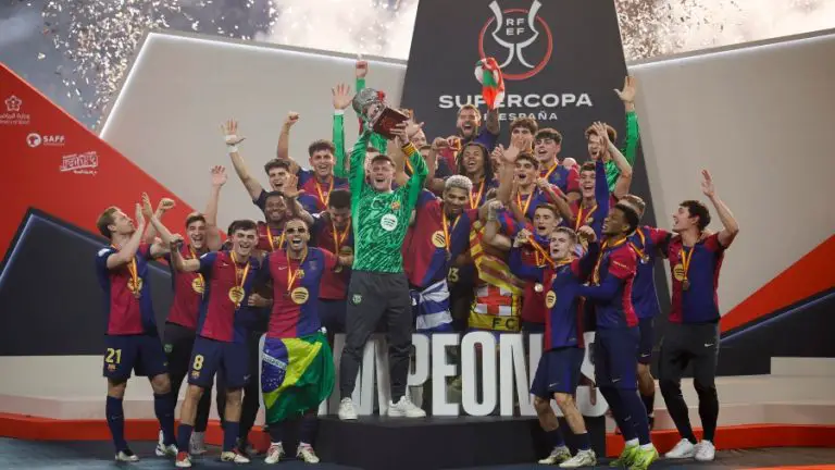 El Barcelona golea al Madrid y alza la Supercopa de España