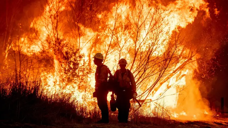 California enfrenta un nuevo incendio en plena alerta por fuertes vientos