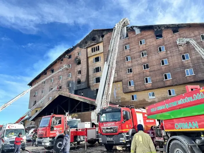 al-menos-66-muertos-en-el-incendio-de-un-hotel-en-una-estacion-de-esqui-en-turquia-35032