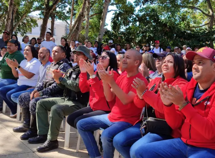 Desde la plaza Bolívar Churuguara el pueblo revolucionario del municipio Federación acompañó la toma de posesión del presidente Nicolás Maduros Moros.