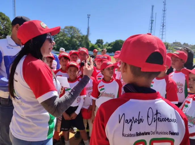 La alcaldesa Nayrobi Osteicoechea hizo la entrega de una dotación de uniformes a los integrantes de la selección de béisbol infantil del municipio Federación.