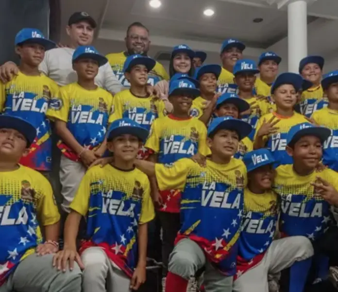 La Alcaldía de Colina entregó uniformes a la selección de béisbol infantil AA Sub 12, que representará al municipio en el campeonato estatal.