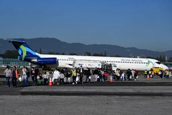 Deportados migrantes irregulares a Colombia y Brasil