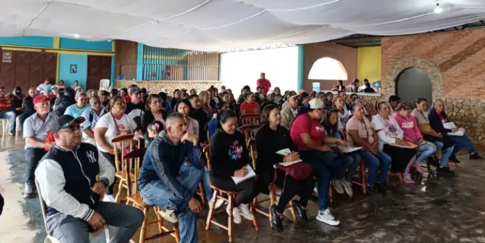 Los 75 líderes de comunidad, los 42 jefes de UBCH y los 21 circuitos comunales de las siete parroquias del municipio Federación sostuvieron una asamblea general