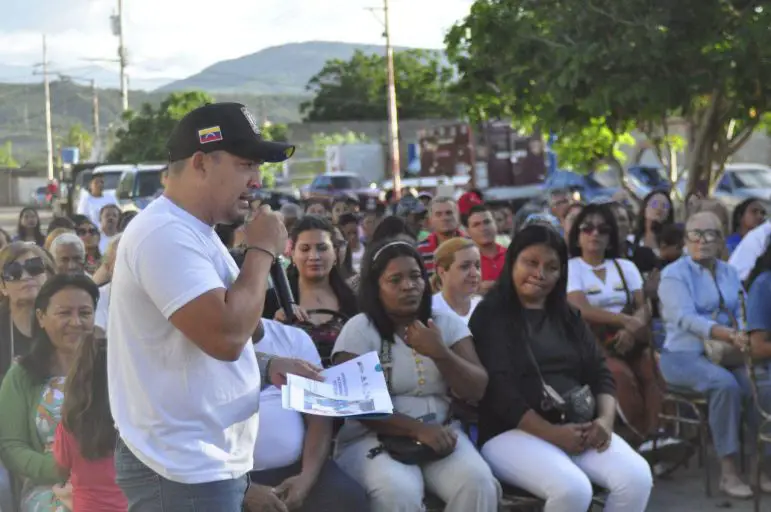 El alcalde Henry Hernández benefició a 125 familias de la urbanización Monseñor Iturriza y el sector La Cañada con la entrega títulos de tierras.