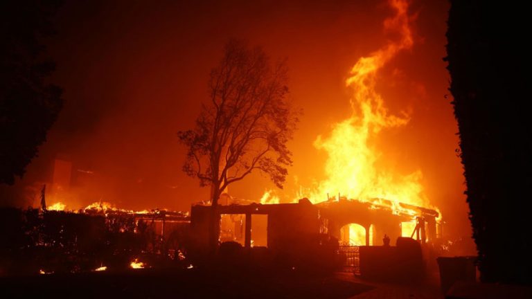 Los Ángeles declara el estado de emergencia por incendios sin control