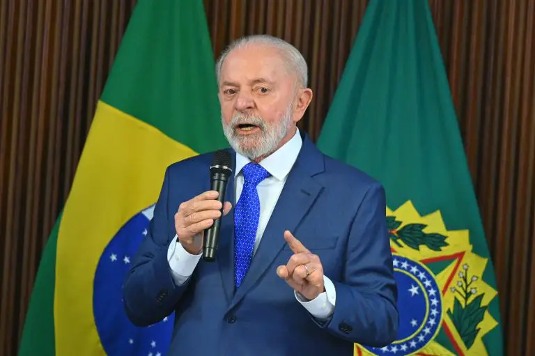 Lula sanciona una ley que prohíbe el uso de celulares en las escuelas de Brasil