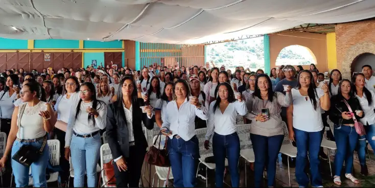 Un total de 43 maestros de la del municipio Federación fueron reconocidos por su esforzada labor para enseñar a las semillas que representan el futuro del país.