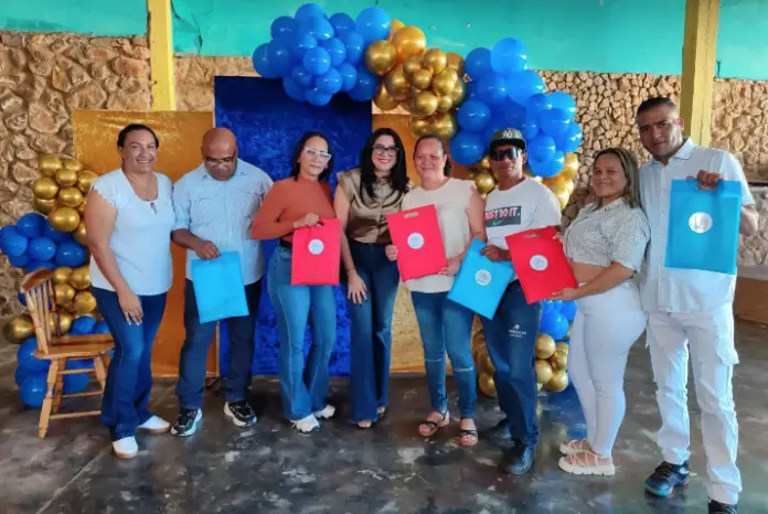 Un total de 43 maestros de la del municipio Federación fueron reconocidos por su esforzada labor para enseñar a las semillas que representan el futuro del país.