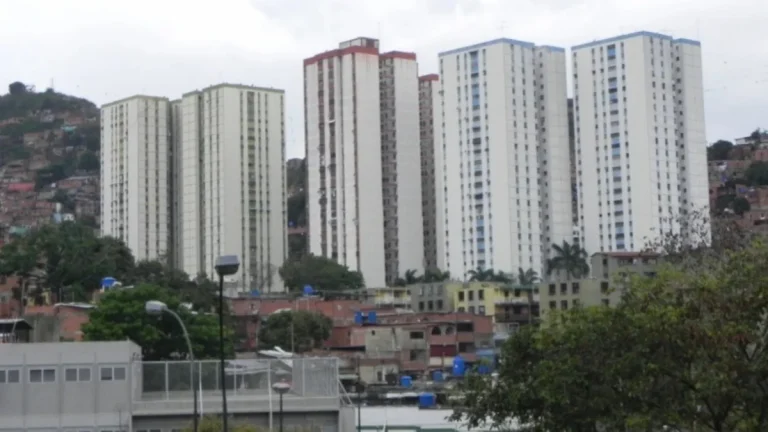 Murió niño tras caer desde una ventana del piso 18