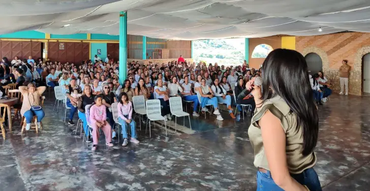 Un total de 43 maestros de la del municipio Federación fueron reconocidos por su esforzada labor para enseñar a las semillas que representan el futuro del país.