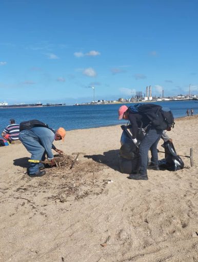 Con el lema "Manos a la Costa" este domingo 19 de enero se llevó a cabo una jornada de saneamiento, limpieza y compartir deportivo en Playa Punta de La Barra.