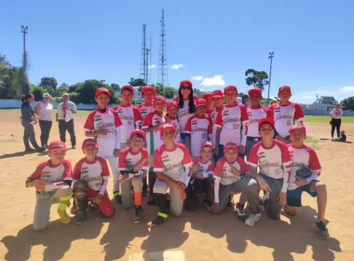 La alcaldesa Nayrobi Osteicoechea hizo la entrega de una dotación de uniformes a los integrantes de la selección de béisbol infantil del municipio Federación.