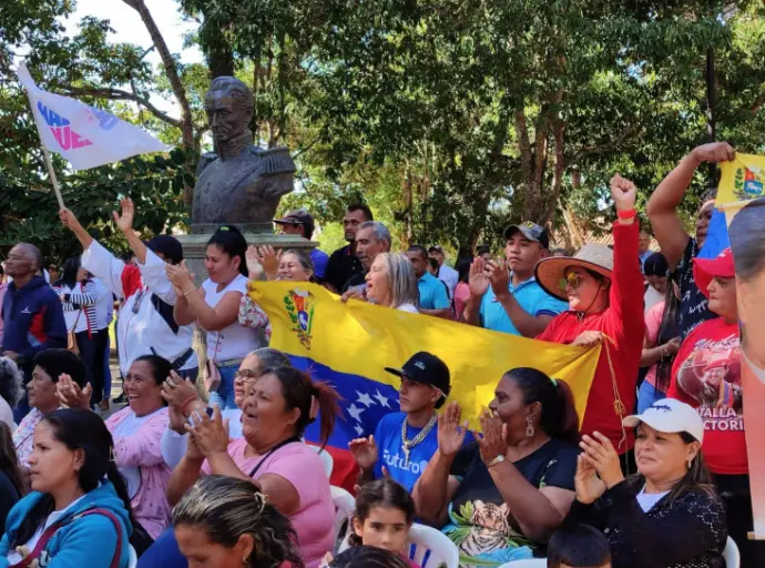 Desde la plaza Bolívar Churuguara el pueblo revolucionario del municipio Federación acompañó la toma de posesión del presidente Nicolás Maduros Moros.