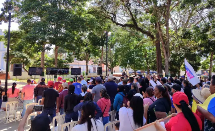 Desde la plaza Bolívar Churuguara el pueblo revolucionario del municipio Federación acompañó la toma de posesión del presidente Nicolás Maduros Moros.