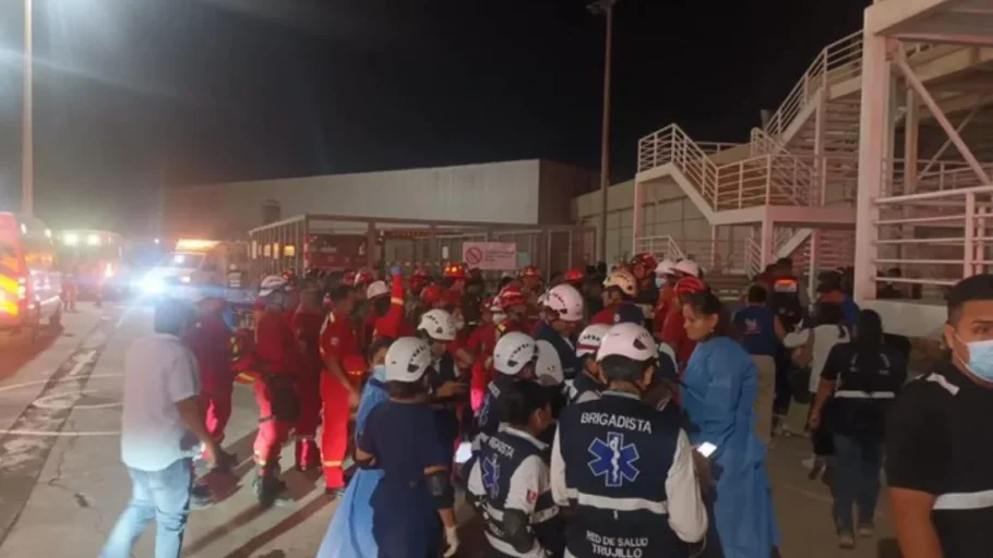 Colapso del techo de un centro comercial de Perú (Fotos)