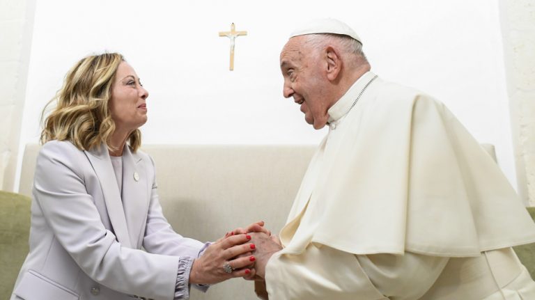 Giorgia Meloni visitó al Papa: “Estoy muy contenta de haberlo encontrado alerta y receptivo”