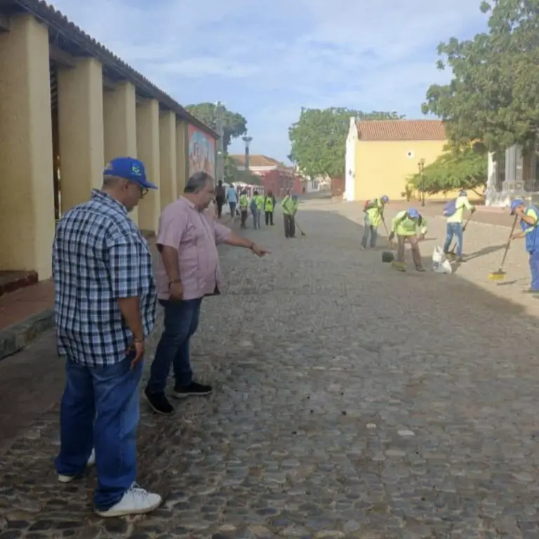 Coro | Inicia operativo de limpieza y saneamiento en el centro histórico