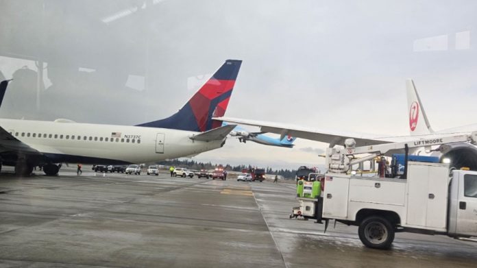 avion-de-japan-airlines-choca-contra-avion-de-delta-en-el-aeropuerto-de-seattle-35912