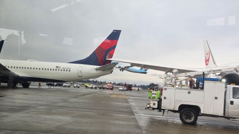 EE. UU. |Avión de Japan Airlines choca contra avión de Delta en el aeropuerto de Seattle