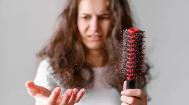 ¿Se te cae el cabello? Esta es la vitamina que le hace falta a tu organismo