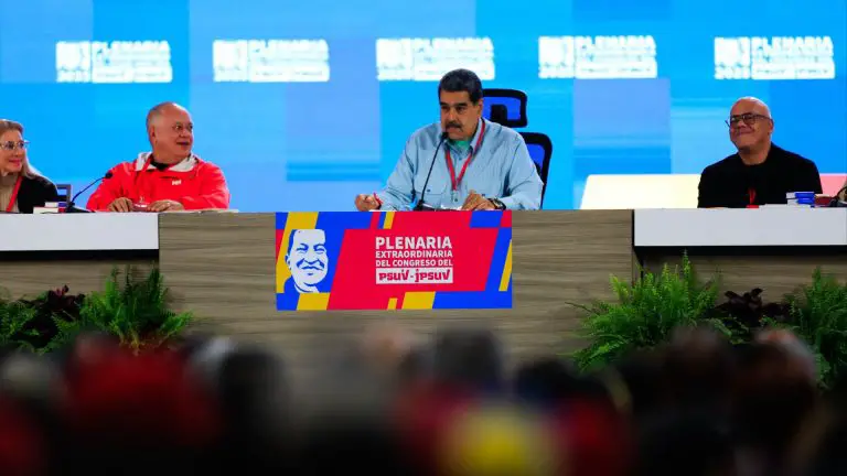 Maduro reta a Capriles a participar en las elecciones del 27-Abr