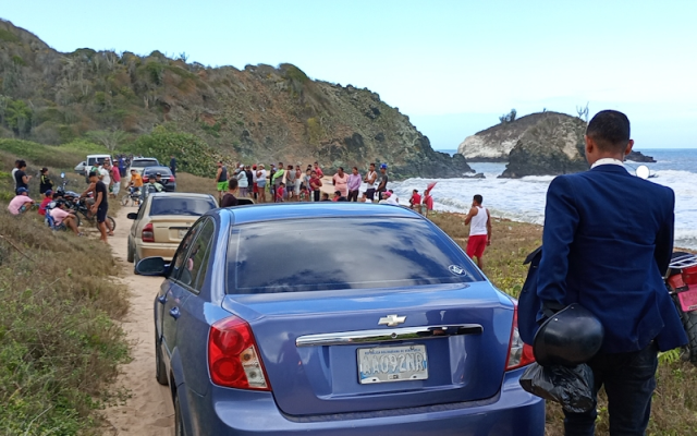 Localizan cadáver de gerente bancario semienterrado en una playa