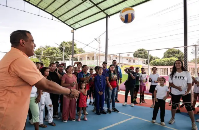 En atención a la palabra empeñada con los habitantes del sector Cortijos de Lourdes de Mene Mauroa, el gobernador Clark, entregó la cancha techada