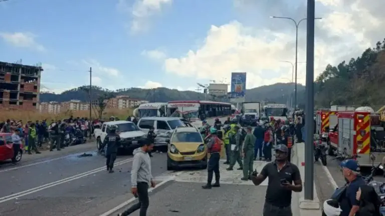 Colisión múltiple deja dos fallecidos y varios lesionados en la Bajada de Tazón (VIDEO)