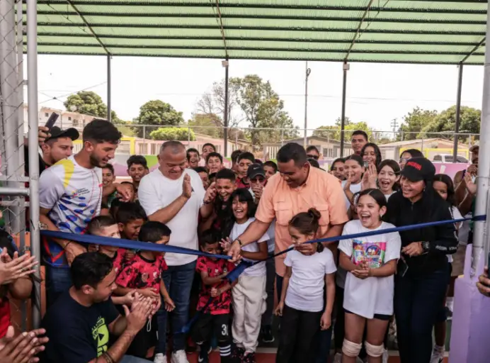 En atención a la palabra empeñada con los habitantes del sector Cortijos de Lourdes de Mene Mauroa, el gobernador Clark, entregó la cancha techada