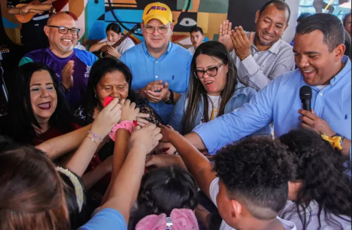 Para celebrar los 40 años de la Siembra de Alí Primera, niños que representan la semilla cantautor del pueblo, bautizaron el cuento 