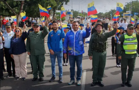 1135 estudiantes de 30 instituciones educativas encabezaron un desfile para conmemorar los 221 años de la Batalla de la Victoria y el Día de la Juventud.