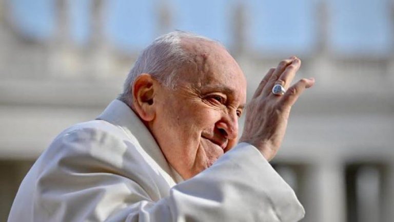 El Papa envía mensaje en medio de su estado crítico