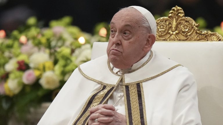 El papa Francisco pasa “tranquilo” su primera noche de hospitalización por bronquitis