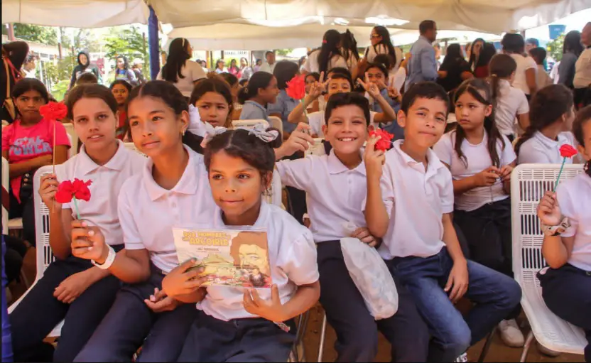 Para celebrar los 40 años de la Siembra de Alí Primera, niños que representan la semilla cantautor del pueblo, bautizaron el cuento "Dos Hombres y un Arcoíris".