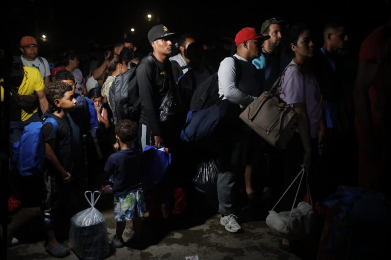 Migrantes buscan en las redes sociales nuevas rutas en su viaje de retorno a Suramérica