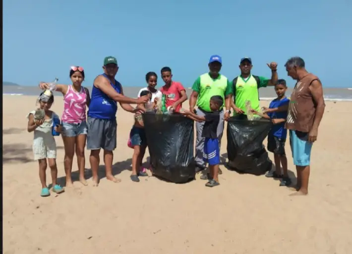 Desde la playa Aserrador del municipio Tocópero se llevó a cabo en el un plan de saneamiento Ambiental por parte de brigada ecosocialista y habitantes voluntarios.