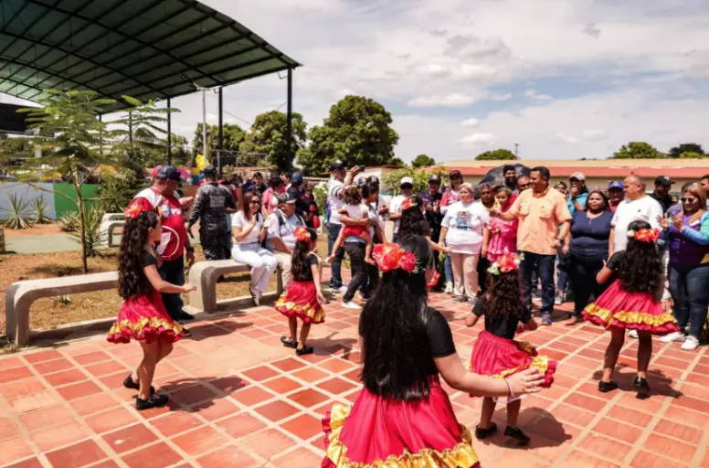 En atención a la palabra empeñada con los habitantes del sector Cortijos de Lourdes de Mene Mauroa, el gobernador Clark, entregó la cancha techada