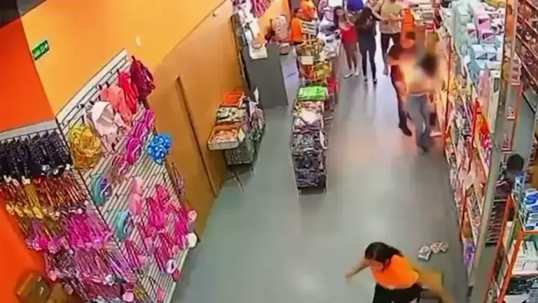 Celular explota en el bolsillo de una mujer mientras hace compras (+VIDEO)